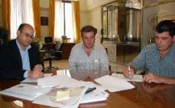El alcalde, en la firma de las obras del carril El Casino. / E. C.