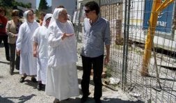 El joven artista nerjeño, con las hermanas del Buen Samaritano junto al nuevo edificio. / E. C.