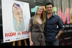 Natasha Yarovenko y Medem, junto al cartel. /C. MORET