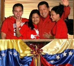 Hugo Chávez, junto a sus hijos Hugo, Rosa Virginia y Maria Gabriela. / LUIS ACOSTA. AFP