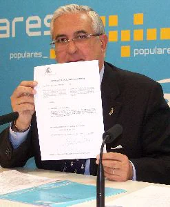 PP. Antonio Gutiérrez muestra la solicitud de información cursada el 29 de abril. / V. GARCÍA