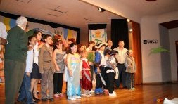 Intérpretes y miembros de la coordinadora acompañan a Salvatierra tras el acto de homenaje. / B. P.