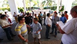 Trabajadores de Los Monteros, a las puertas del establecimiento ayer por la mañana. /JOSELE-LANZA