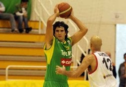 Richi Guillén, durante un partido con el Villa de Los Barrios. /SUR