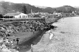 La playa combinaba zonas rocosas con pequeñas calas cubiertas de chinos. / SUR