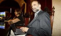 Schneier, ayer en el salón de plenos. / SALVADOR SALAS