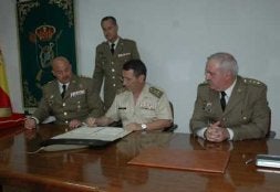 Imagen del momento en el que Ángel Segovia entrega el mando de la Ulog 24. / SUR
