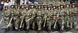 Miles de soldados patrullaron por las calles de Urumqi para controlar los enfrentamientos interétnicos que estallaron el pasado domingo. / EFE