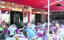HISTORIA. El merendero José Cruz lleva 35 años abierto en la playa más cosmopolita de Nerja. / E. C.