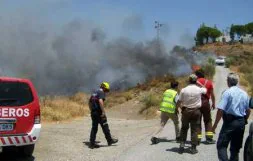 En la extinción participaron los Bomberos y hasta tres helicópteros del Infoca. / E. C.