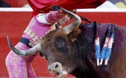 Rafaelillo supera la dura prueba de los miuras de San Fermín