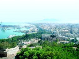 La ciudad desde lo más alto del castillo. «Son las mejores vistas de Málaga», me aseguran.