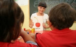 Rosana, que trabaja en la guardería Nazaret, espera obtener un certificado. / A. LOBERA