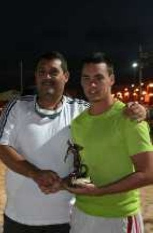 Silva (d), máximo goleador./ SUR