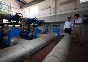 Bernal, acompañado de un técnico, durante su visita a la planta de Mijas. /J-L
