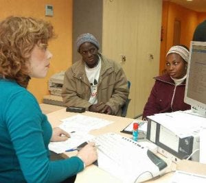 Muchos inmigrantes sufren retrasos de medio año para arreglar su documentación. / SUR