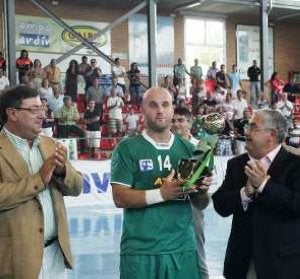 Juanan Ramos, con el trofeo. / BALONMANOANTEQUERA.COM