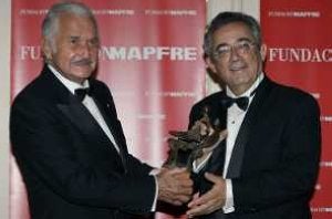 Fuentes recibe el premio de manos de Manzano. / A. MARTÍN. EFE
