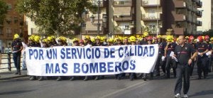 Un nutrido grupo de bomberos recorrió las calles del centro.