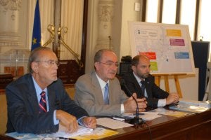 De la Torre, en el centro, junto a los ediles Juan Ramón Casero y Raúl López. / SUR
