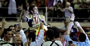 José Tomás saluda al respetable mientras sale a hombros tras cortarle cuatro orejas a sus toros. / ALBERTO ESTÉVEZ. EFE