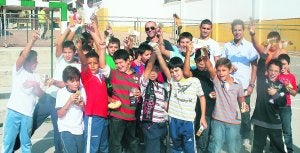 Espínola, Juanjo y José Angel, con un grupo de escolares barreños.
