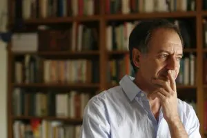 Antonio Soler, ante la mesa de la biblioteca de su casa en Málaga, donde suele escribir. / CARLOS MORET