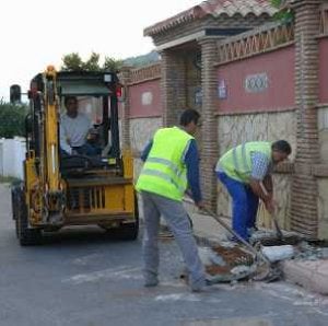 Reparación de la acera de una barriada. / J. J. BUIZA