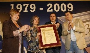 Elvira Calvente, viuda de José María Martín Carpena, recibió un diploma de manos de los dirigentes del PP. / CARLOS MORET