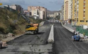 El soterramiento de las vías deja sin sentido el viaducto de la avenida Juan XXIII, que se demolerá./ MORENO