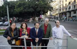 Lola Tuduri Loring, María del Carmen Reding, Pedro Loring, Tomás Loring y Félix Gómez-Guillamón, en la Alameda. / CARLOS MORET