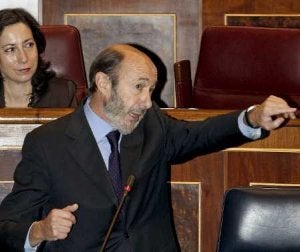 Alfredo Pérez Rubalcaba interviene en la sesión de control del Congreso de ayer. / EFE