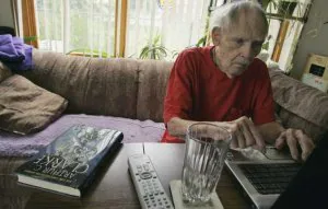 A punto de cumplir los 90 años, Frederik Pohl sigue fiel a su rutina diaria de escribir por profesión y devoción. / RUSSEL A. DANIELS
