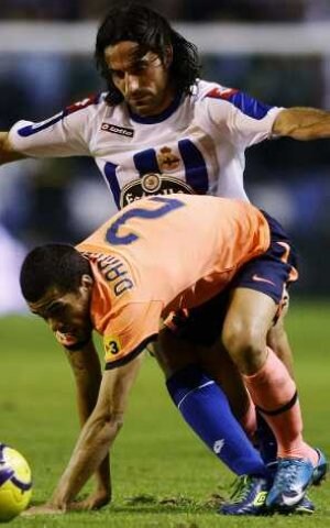 El malagueño Juan Rodríguez pugna con Alves. ::
REUTERS
