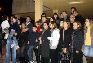 La viuda de Andújar y el presidente Imbroda descubrieron la placa.
La gran familia de José Andújar en el emotivo acto. ::
N. MOHATAR