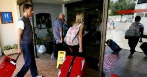 Un grupo de viajeros entra en uno de los establecimientos hoteleros. ::
SUR