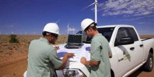 Dos técnicos de Iberdrola trabajan sobre el terreno en una zona de generadores eólicos. ::
MIKE MCPHEETERS