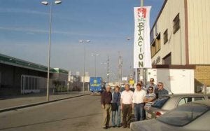 POLITICA. Andalucistas barreños, desplegando una pancarta de protesta. ::
SUR ARCHIVO