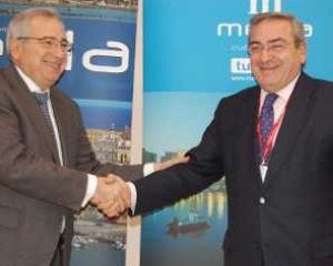 Imbroda y Antonio Grávalos, director general de Acciona ::
P. S. HERVA
Ciudad y Globalia firmaron ayer en Fitur un nuevo convenio. ::
SUR
Antonio Guerra, gerente de Luxotour, en rueda de prensa. ::
SUR