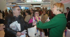 La viceconsejera de Turismo, María del Mar Alfaro, repartió ayer decenas de folletos y material publicitario entre los asistentes al pabellón andaluz. ::
E. NIETO