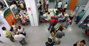 Un nutrido grupo de parados, en una oficina del Servicio Andaluz de Empleo en Gamarra. ::
SUR