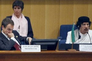 José Luis Rodríguez Zapatero, escucha junto al líder libio, Muamar El Gadafi, uno de los discursos de la Cumbre de la Unión Africana. ::
EFE