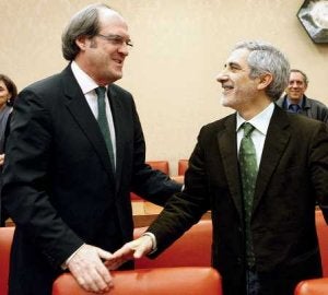 El ministro de Educación, Ángel Gabilondo, saluda al portavoz de IU, Gaspar Llamazares. ::
EFE