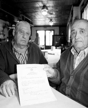 Rafael Paradas y José María Cortés, con el contrato que les hicieron en 1977 ::
ANTONIO FUENTES