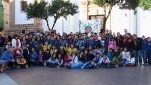 Componentes de los grupos scout posan en la Plaza Alta. ::
SUR