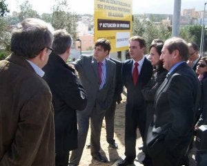 La ministra de la Vivienda visitó los terrenos adquiridos a Defensa junto a Gabriel de Morales para construir las primeras sesenta casas sociales. ::
V. G.