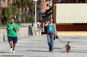 El buen tiempo de estos días anima a los ciudadanos a acudir a los paseos marítimos a pasear y hacer deporte. ::
PEPE ORTEGA