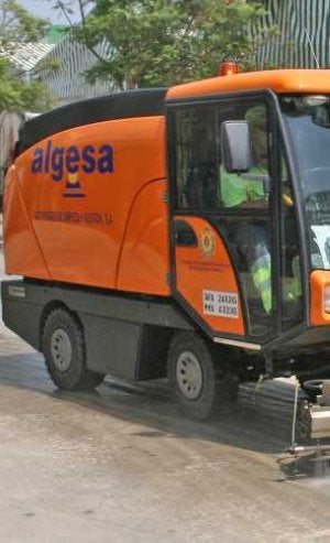 Un empleado de Algesa limpia una calle de la ciudad. ::
SUR