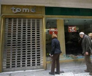 Transeúntes observan la tienda en Santa María, ya cerrada desde la pasada semana. ::                             ÁLVARO CABRERA