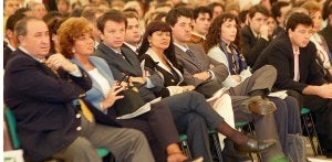 El fallecido ex alcalde de Marbella Jesús Gil junto a su esposa y sus hijos en un acto electoral celebrado en la ciudad en 1999. ::
JOSELE-LANZA